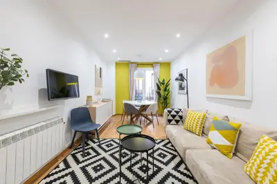 Una televisión o centro de entretenimiento en Cozy Apartment- 2BD 2BT- Malasaña