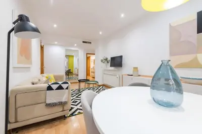 Una televisión o centro de entretenimiento en Cozy Apartment- 2BD 2BT- Malasaña