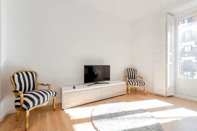Una televisión o centro de entretenimiento en Bright and elegant 3Dorm 2Bath - La Latina