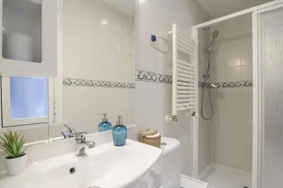 Un baño de Trendy Cozy - 1 Bedroom 1 Bathroom - Chamberí