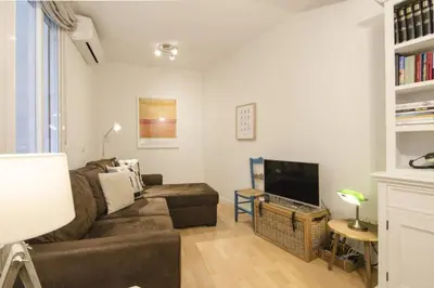 Una televisión o centro de entretenimiento en Trendy Cozy - 1 Bedroom 1 Bathroom - Chamberí