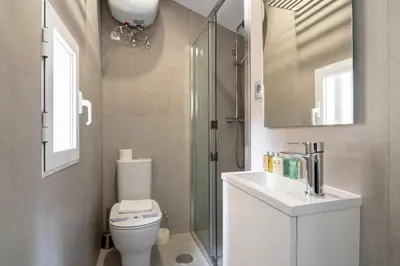 Un baño de Modern Bright Penthouse -1Bedroom 1Bath -Sol