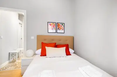 Cama o camas de una habitación en Refurbished Bright-2Bedrooms 1bathroom-Lavapies