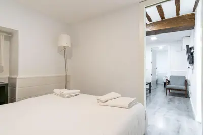 Cama o camas de una habitación en Cozy in Downtown - 2Bedrooms 1Bathroom - Malasaña