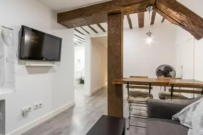 Una televisión o centro de entretenimiento en Cozy in Downtown - 2Bedrooms 1Bathroom - Malasaña