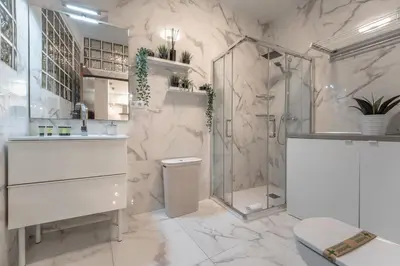 Un baño de Modern and Stylish - 2BD 2BTH - La Latina