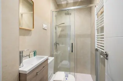 Un baño de Centrally located bright -4Bedrooms 3Baths- Sol