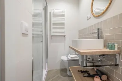 Un baño de Centrally located bright -4Bedrooms 3Baths- Sol