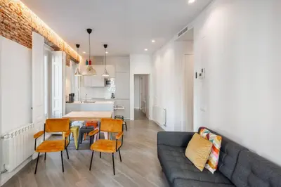 Una cocina o zona de cocina en Centrally located bright -4Bedrooms 3Baths- Sol