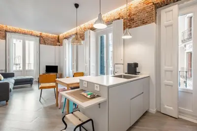 Una cocina o zona de cocina en Centrally located bright -4Bedrooms 3Baths- Sol