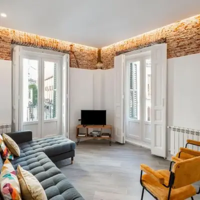 Centrally located bright -4Bedrooms 3Baths- Sol