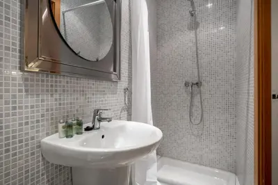Un baño de Cozy and Vintage-2Bedrooms 1.5Bathrooms-Malasaña
