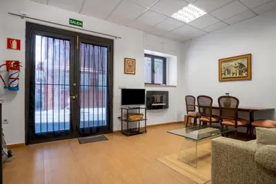 Una televisión o centro de entretenimiento en Cozy and Vintage-2Bedrooms 1.5Bathrooms-Malasaña