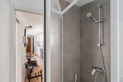 Un baño de For You Rentals Precioso Apartamento TEMPORAL Preciados PRE105B