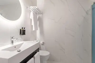 Un baño de Ikonik Gran Vía