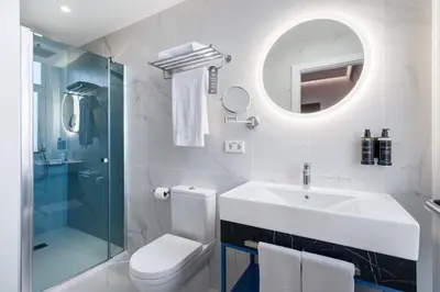 Un baño de Ikonik Gran Vía
