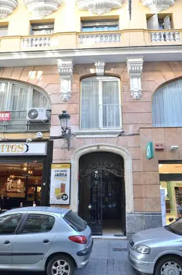 Edificio en el que se encuentra el hostal o pensión