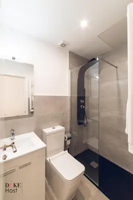 Un baño de Santa Maria de la cabeza2 Apartments