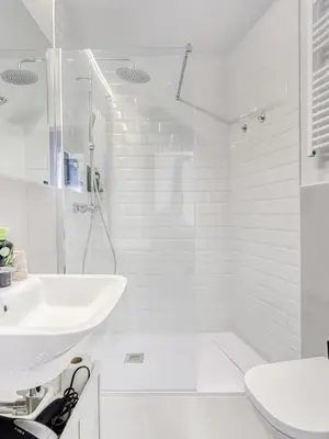 Un baño de Limehome Madrid Calle Ave María - estancia temporal