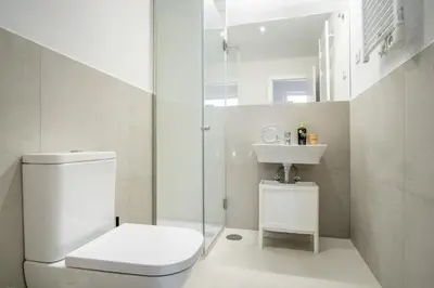 Un baño de Limehome Madrid Calle Ave María - estancia temporal