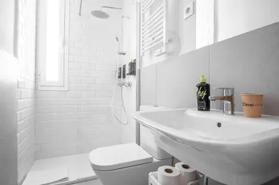 Un baño de Limehome Madrid Calle Ave María - estancia temporal
