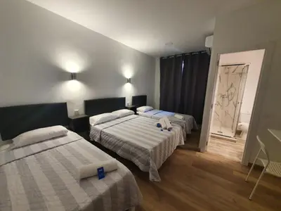 Cama o camas de una habitación en Hostal Vara Madrid