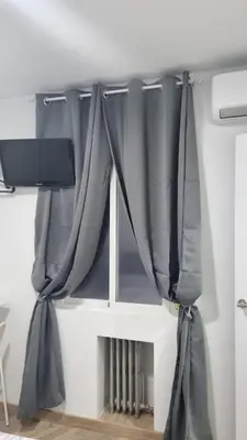 Una televisión o centro de entretenimiento en Hostal Vara Madrid
