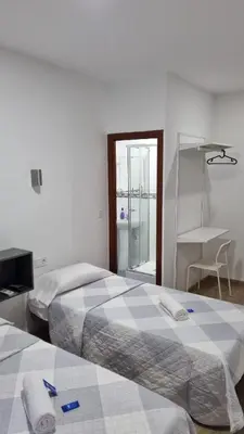 Cama o camas de una habitación en Hostal Vara Madrid