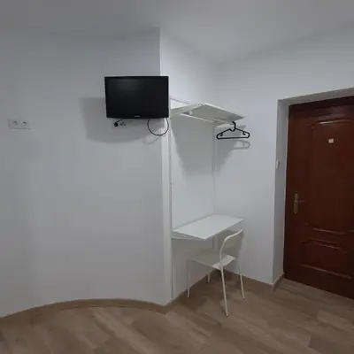 Una televisión o centro de entretenimiento en Hostal Vara Madrid