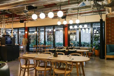 Un restaurante o sitio para comer en The Social Hub Madrid 4 star