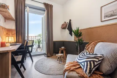 Zona de estar de KOBENNI- One Bedroom Apartment with office in Justicia