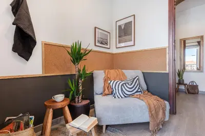 Una televisión o centro de entretenimiento en KOBENNI- One Bedroom Apartment with office in Justicia