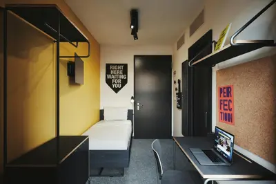 Una televisión o centro de entretenimiento en The Social Hub Madrid