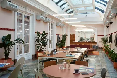 Un restaurante o sitio para comer en The Social Hub Madrid