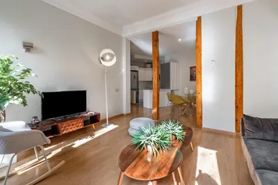 Una televisión o centro de entretenimiento en Stylish Bright -2 Beds 2 Baths - Plaza de España