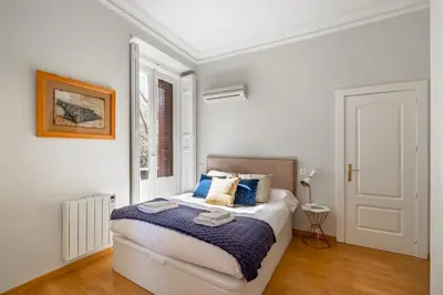 Cama o camas de una habitación en Stylish Bright -2 Beds 2 Baths - Plaza de España