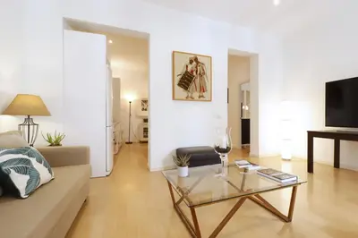 Una televisión o centro de entretenimiento en Chueca Jacuzzi