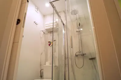 Un baño de Chueca - Room Apartments