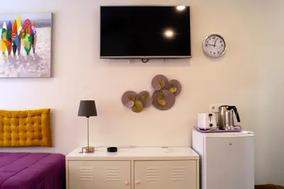 Una televisión o centro de entretenimiento en Chueca - Room Apartments