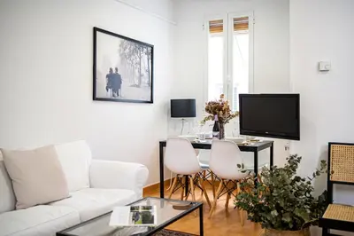 Una televisión o centro de entretenimiento en For You Rentals Apartamento TEMPORAL Delicias Madrid Atocha DVA65