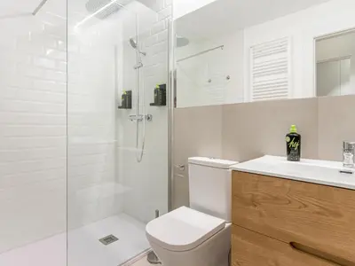 Un baño de Limehome Madrid Calle de Fomento - estancia temporal