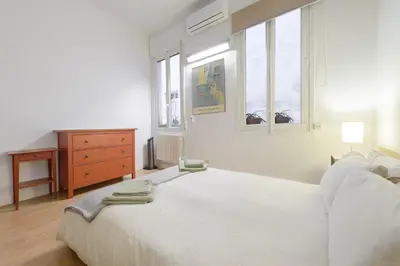 Cama o camas de una habitación en GRAN VIA-SOL SPACIOUS APARTMENT 3 Bedrooms & 2 WCs
