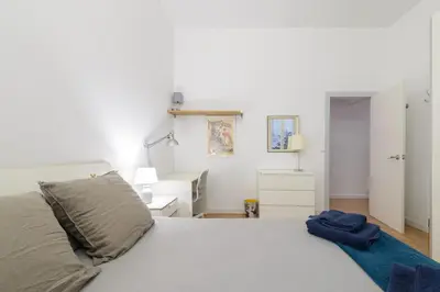 Cama o camas de una habitación en GRAN VIA-SOL SPACIOUS APARTMENT 3 Bedrooms & 2 WCs