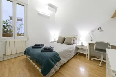 Cama o camas de una habitación en GRAN VIA-SOL SPACIOUS APARTMENT 3 Bedrooms & 2 WCs