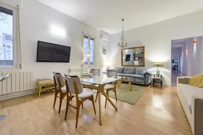 Una televisión o centro de entretenimiento en GRAN VIA-SOL SPACIOUS APARTMENT 3 Bedrooms & 2 WCs