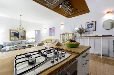 Una cocina o zona de cocina en GRAN VIA-SOL SPACIOUS APARTMENT 3 Bedrooms & 2 WCs