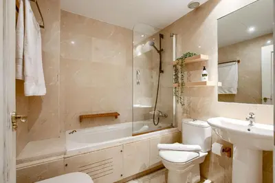Un baño de Apartamento en Chamberí con piscina - Lovely apartment in the City Center with swimming pool