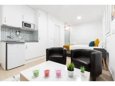 Una cocina o zona de cocina en Acogedor y silencioso estudio M1 Embajadores