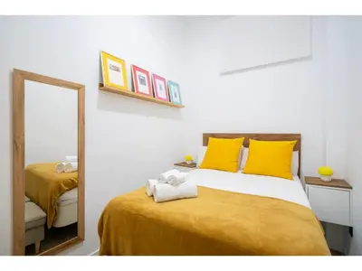 Cama o camas de una habitación en Apartamento amarillo en Atocha