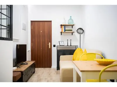 Una televisión o centro de entretenimiento en Apartamento amarillo en Atocha